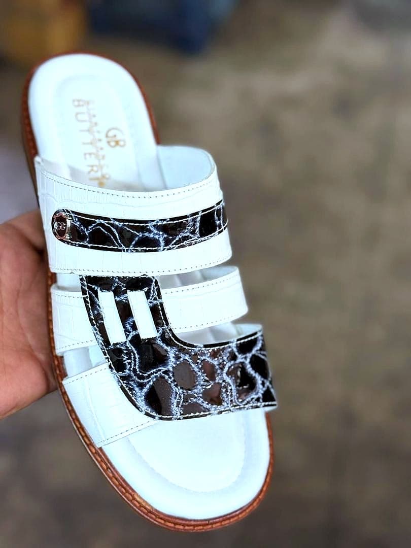 Paire de sandales cuir artisanales marron — vue 1 sur 8
